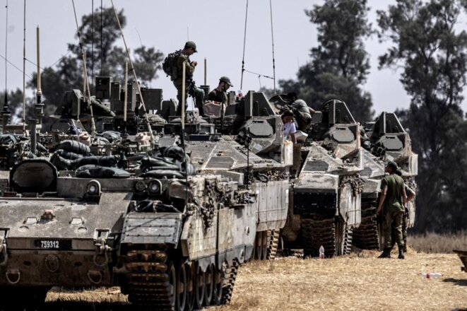 Tanques y soldados del ejército israelí cerca de Rafah, en la Franja de Gaza, el 1 de mayo de 2024. © Mostafa Alkharouf / Anadolu vía AFP