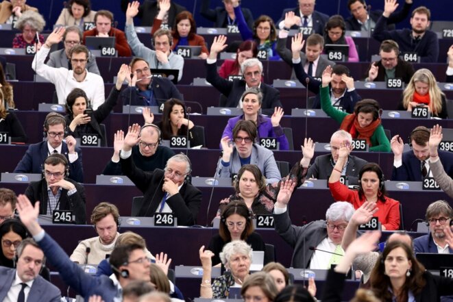 Los eurodiputados levantan la mano para votar durante una sesión plenaria en el Parlamento Europeo en Estrasburgo, el 23 de abril de 2024. © Frédérick Florin / AFP