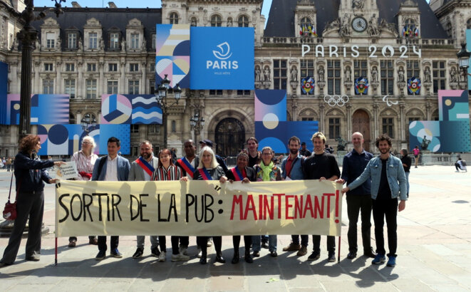 Des activistes interpellent le Conseil de Paris: « Sortez de la pub, maintenant ! »