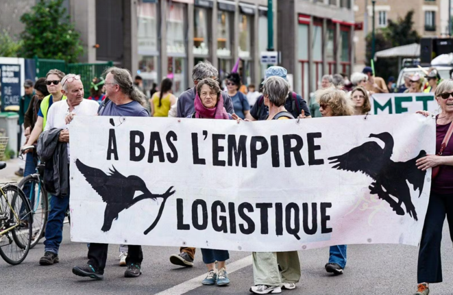 Manifestation de 2000 personnes contre l'entrepôt Greendock, tentative de blocage de la logistique et interpellations