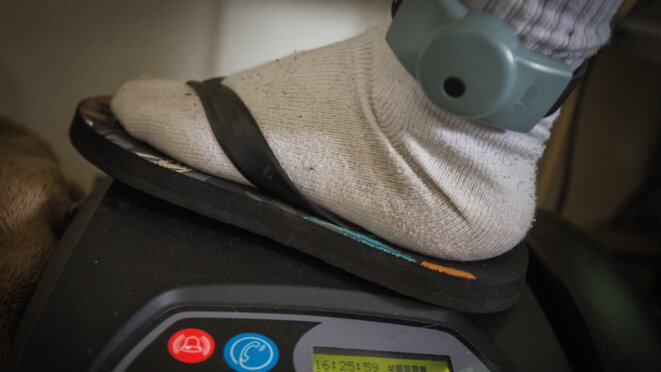 Sous bracelet électronique aussi, la paternité passe au second plan