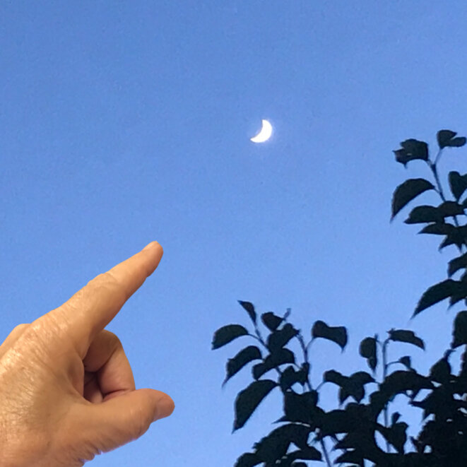 J'entends le bruit des bottes et ...