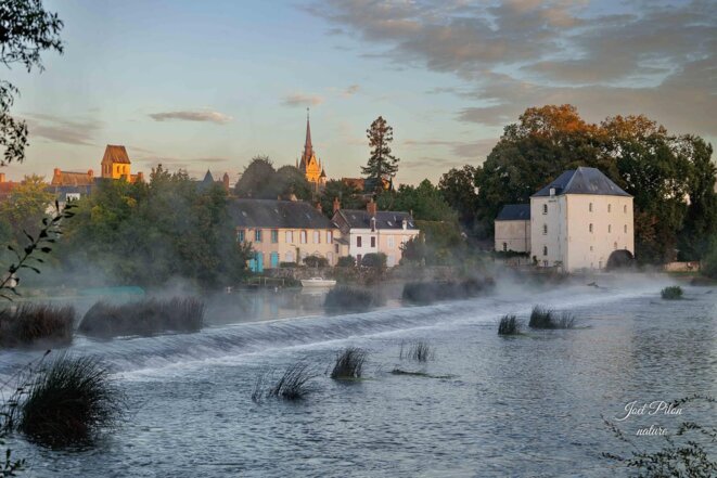 Avec tambour et trempette.