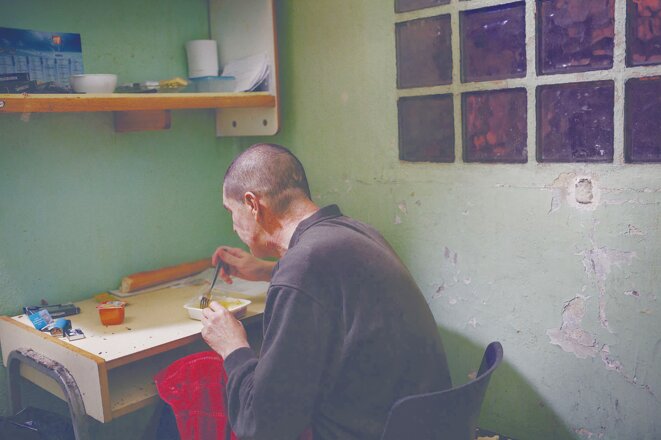 À l’isolement, les corps et les esprits abîmés