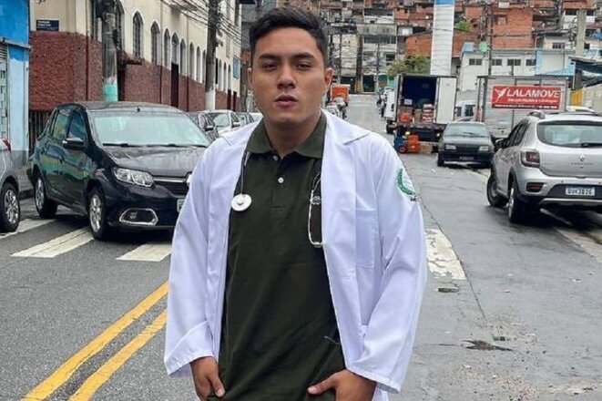 Júlio César, Brésilien, père, debout, face à la police militaire de São Paulo