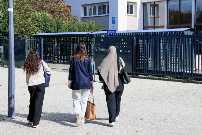 Pas encore embauchées, déjà discriminées: les difficiles carrières des jeunes Françaises qui portent le voile