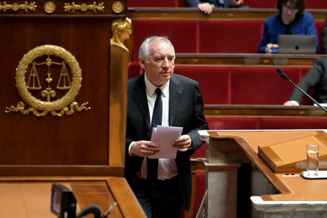 Budget: les socialistes épargnent le gouvernement Bayrou