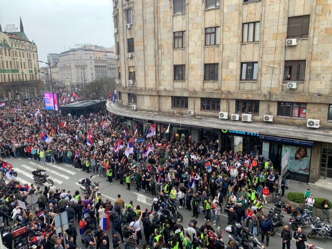 Serbie: une marée humaine submerge Belgrade