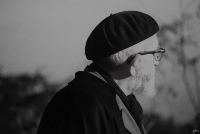 L’abbé Pierre crucifié