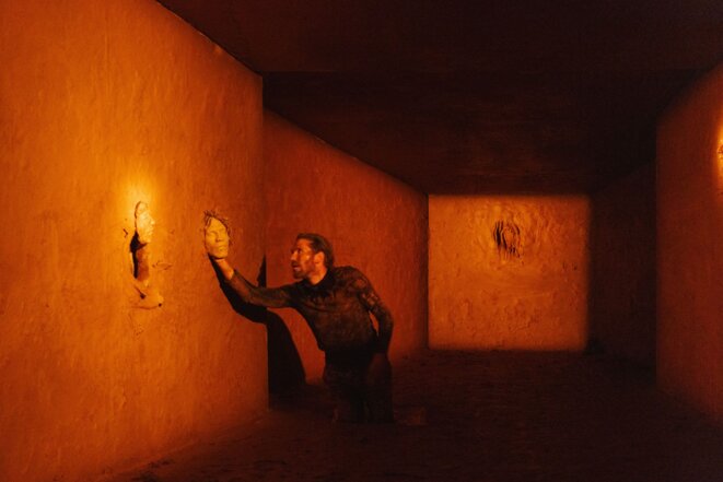 Combat d’un homme seul travaillant nuitamment l’argile