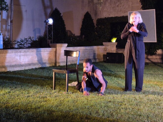La vieille actrice dans le jardin du théâtre