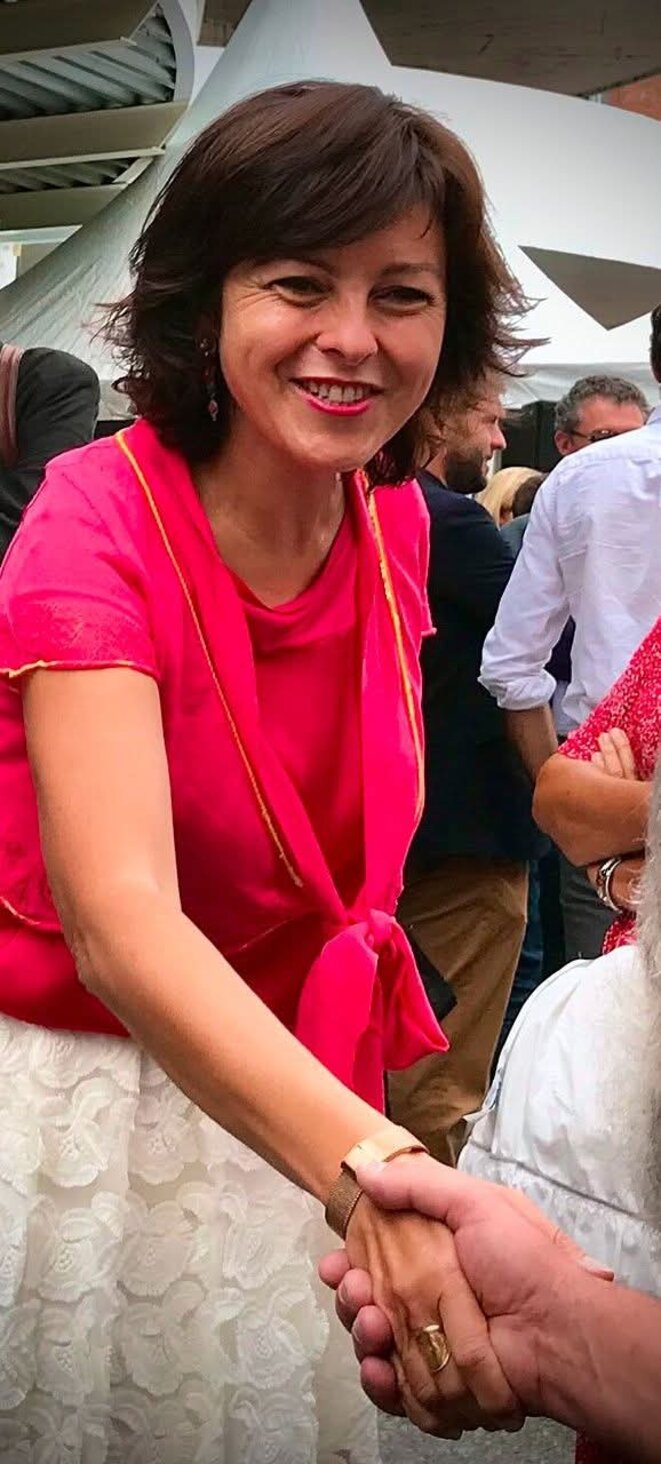 Poignée de main & verités alternatives : les caprices de Carole