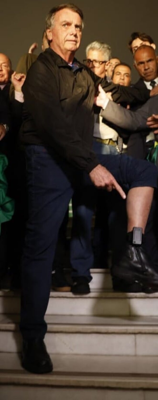 Bolsonaro a viré des centaines de milliers de dollars à sa femme et à son fils