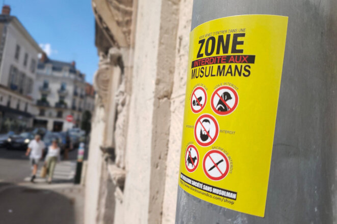 «Zone interdite aux musulmans»: à Orléans, un militant néonazi condamné pour des stickers islamophobes et nazis