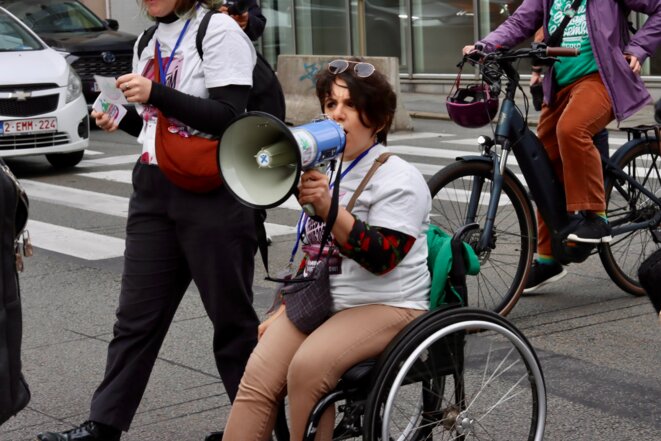 Antivalidistes contre la politique d'austérité et la violence d'État