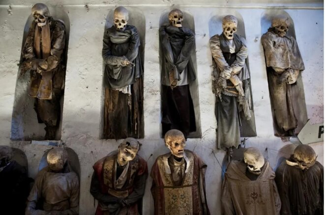 A qui parlent les morts ?