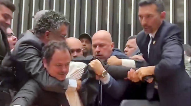 BRASILIA■Agression envers un député et des journalistes à l'Assemblée nationale