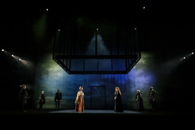 Femmes puissantes, femmes savantes