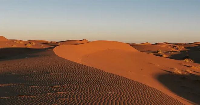 Comme un souffle de vent sur une tôle brûlante.