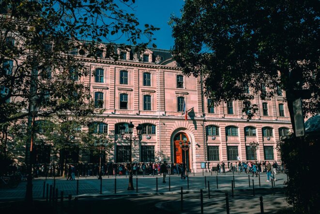 Une nouvelle démarche dématérialisée pour les étrangers à Paris inquiète les acteurs locaux