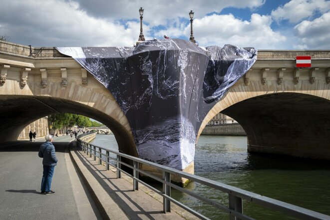 L’artiste JR s’installe sur le Pont-Neuf et LVMH compte bien en profiter