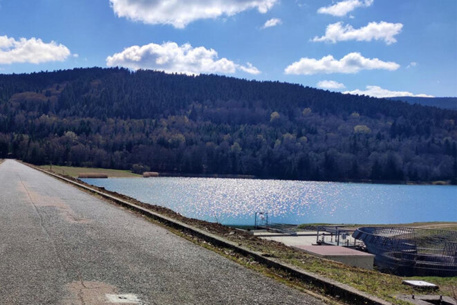 Aux Bois noirs, Orano veut ensevelir lhéritage radioactif de son activité minière À la fermeture de lancienne mine duranium, en 1980, près de 1,4 million de tonnes de déchets radioactifs ont été abandonnées sur le site, situé dans le département de la Loire. Lentreprise veut à présent poser une couverture solide qui suscite la défiance.