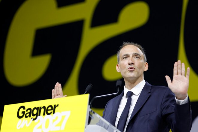 Pas encore candidat, Raphaël Glucksmann tente la désignation à lapplaudimètre Dans une salle aussi pleine quhomogène, leurodéputé a lancé sa quasi-campagne le 13 juin en tendant la main au Parti socialiste. Le début, espère-t-il, dune dynamique estivale qui forcera le reste de la gauche social-démocrate à le soutenir. Pour linstant, cest mal parti.