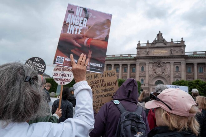 La Suède durcit encore un peu plus ses politiques migratoires Le Parlement de Stockholm a adopté des textes permettant de supprimer le statut de résident permanent aux bénéficiaires dune protection internationale, ou de retirer aux étrangers le droit au séjour en cas de «mauvais comportement». La Suède est «méconnaissable», alerte une militante.