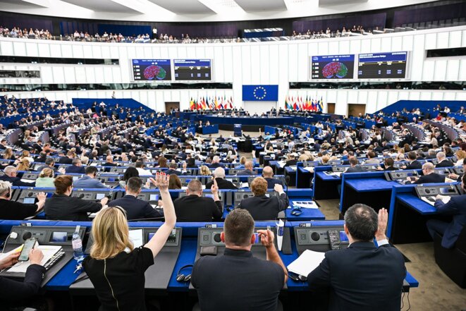 Le Parlement européen adopte le règlement sur les «hubs de retour» Une majorité de parlementaires a approuvé mercredi à Strasbourg le règlement sur les retours de migrants déboutés du droit dasile, qui permet notamment aux États membres de conclure des accords pour installer des centres de rétention hors des frontières de lUnion européenne.