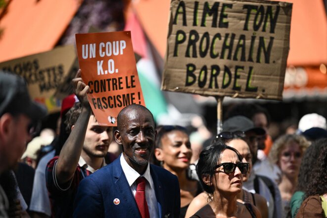 À Paris, une foule unie et inquiète marche contre le racisme Quelques milliers de manifestants se sont réunis, dimanche 21 juin, à Paris, à lappel du maire insoumis de Saint-Denis, Bally Bagayoko. Dans la petite foule suffoquant sous la canicule, létat desprit paraissait mi-inquiet, mi-conquérant.