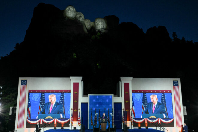 À la veille des 250 ans des États-Unis, Trump célèbre les héros de la nation et agite la peur du communisme À la veille du 250e anniversaire de la déclaration dindépendance, Donald Trump sest rendu au mont Rushmore, une terre volée aux Autochtones Lakotas, où les visages de quatre présidents états-uniens ont été sculptés. Sil a parlé dhistoire glorieuse, il a mis en garde contre le retour du «communisme».