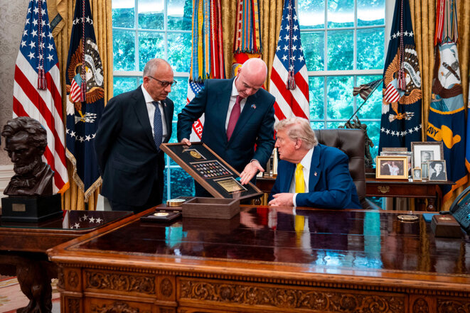 États-Unis: une présidence sous le signe dune corruption revendiquée Jamais un président états-unien ne sest autant enrichi pendant son mandat. En un an, la fortune personnelle de Donald Trump a augmenté de 2,2 milliards de dollars. La corruption installée au cœur de la Maison-Blanche illustre la prise du pouvoir dun capitalisme illibéral, sans limites et sans éthique.