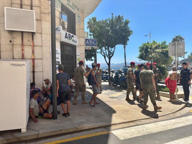 Ceuta: quand larmée espagnole se livre à la chasse aux migrants Dimanche 2 août, dans les rues du centre-ville, habitants et touristes pouvaient voir des soldats courir après de jeunes Marocains, certains allant jusquà les encourager à les arrêter. Près de quarante personnes ont été embarquées par la police en vue de leur expulsion.