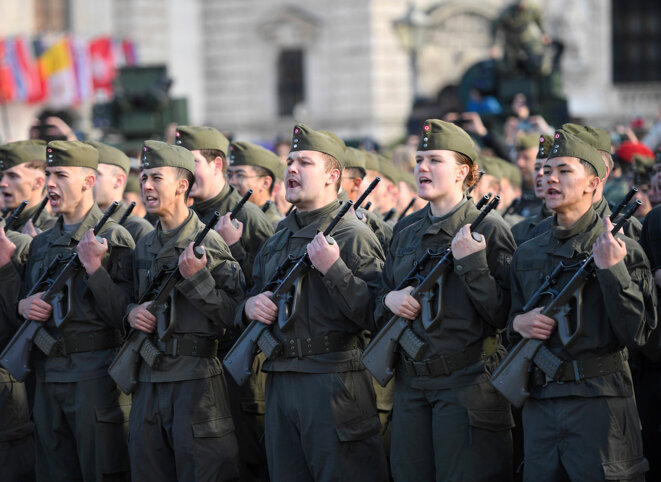 Face à la menace sécuritaire, lAutriche veut allonger son service militaire Le gouvernement autrichien a annoncé vouloir allonger de trois mois le service militaire, obligatoire pour les jeunes hommes. Une décision prise à la suite des menaces liées à la guerre dagression russe et qui interroge en creux la pertinence de la neutralité du pays.