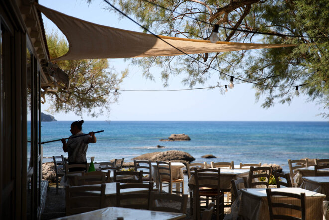 Derrière le tourisme en Grèce, lexploitation à grande échelle Le succès du pays méditerranéen, qui bat chaque année des records de recettes et daffluence, cache des conditions de travail parfois insupportables pour des dizaines de milliers de travailleurs. Les saisonniers fuient désormais lindustrie touristique en nombre.