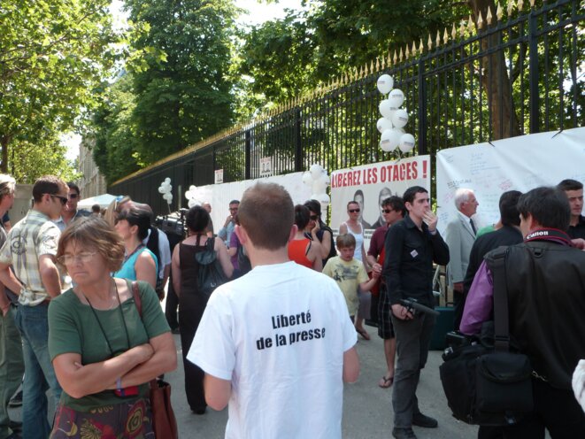 Mobilisation pour les six mois de détention des journalistes Hervé Ghesquière et Stéphane Taponier © Fanny Bragard
