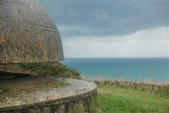 Sore thumb: remains of a gun turret. © DR. Sore thumb: remains of a gun turret. © DR.