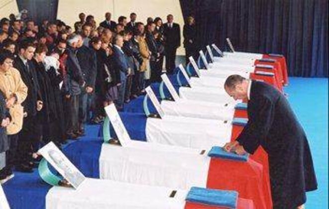 Jacques Chirac before the coffins of the 11 engineers, May 2002. © Elysée Palace Jacques Chirac before the coffins of the 11 engineers, May 2002. © Elysée Palace