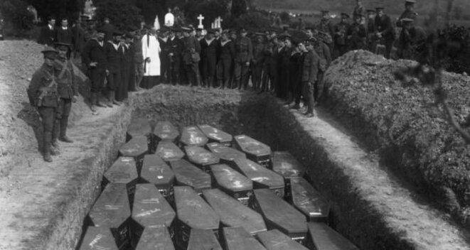 Cercueils de victimes du Lusitania © DR Cercueils de victimes du Lusitania © DR