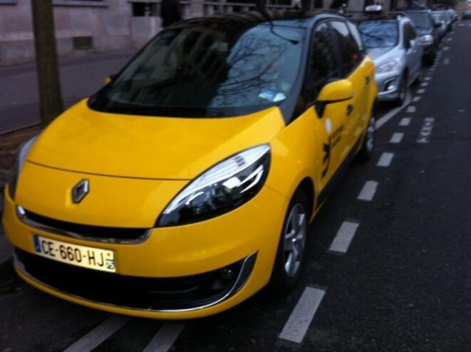 Une voiture exploitée par une société de VTC stationnée irrégulièrement sur une station de taxis à Paris. Une voiture exploitée par une société de VTC stationnée irrégulièrement sur une station de taxis à Paris.