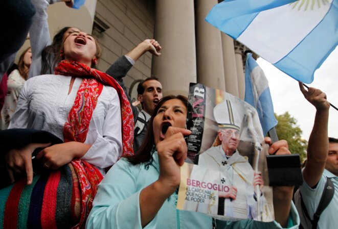 Mercredi 13 mars, devant la cathédrale de Buenos Aires. © Enrique Marcarian/Reuters Mercredi 13 mars, devant la cathédrale de Buenos Aires. © Enrique Marcarian/Reuters