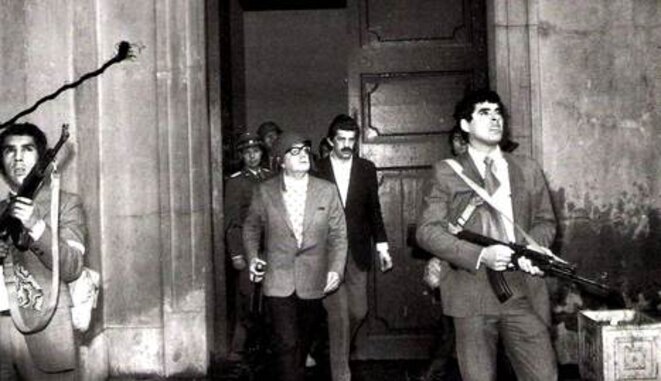 Salvador Allende, en primer plano, y Danilo Bartulín, detrás, en el Palacio de La Moneda. © dr
