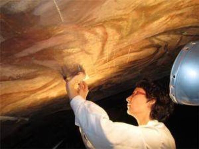 Une chercheuse travaillant sur les fresques de l'Eglise Santos Juanes © Asosiacion RUVID Une chercheuse travaillant sur les fresques de l'Eglise Santos Juanes © Asosiacion RUVID