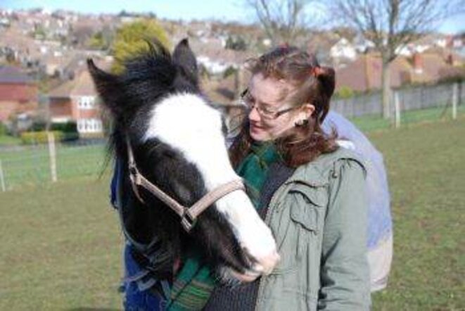 Leanne Proops avec un de ses chevaux © Université du Sussex Leanne Proops avec un de ses chevaux © Université du Sussex