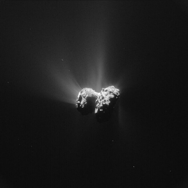 Vue de la comète Tchouri prise par Rosetta le 15 juin, à une distance de 207 km © ESA/Rosetta/NAVCAM Vue de la comète Tchouri prise par Rosetta le 15 juin, à une distance de 207 km © ESA/Rosetta/NAVCAM