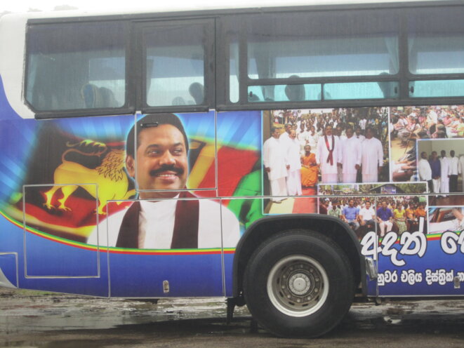 Un camion aux couleurs de Mahinda Rajapaksa © Samuel Rufus Un camion aux couleurs de Mahinda Rajapaksa © Samuel Rufus