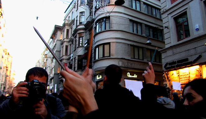 Marcha de apoyo de los periodistas turcos después del atentado donde Charlie Hebdo © Alain Devalpo Marcha de apoyo de los periodistas turcos después del atentado donde Charlie Hebdo © Alain Devalpo