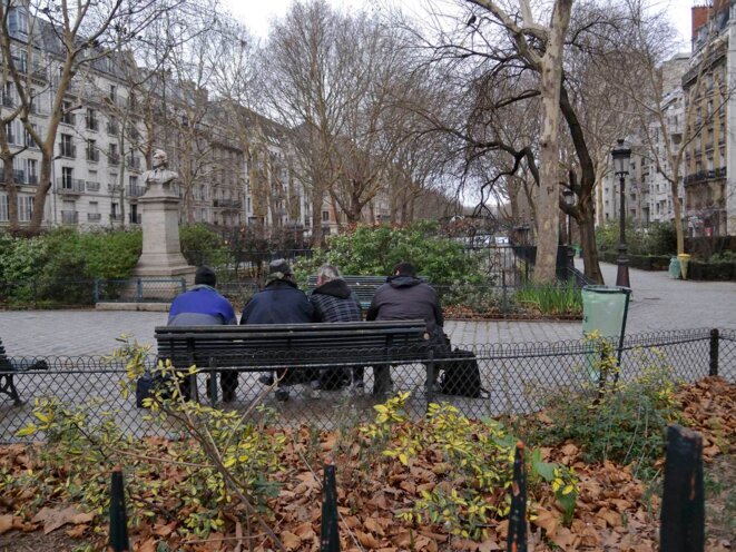 Quatre sans abris sur un banc. Canal Saint-Martin © Gilles Walusinski Quatre sans abris sur un banc. Canal Saint-Martin © Gilles Walusinski