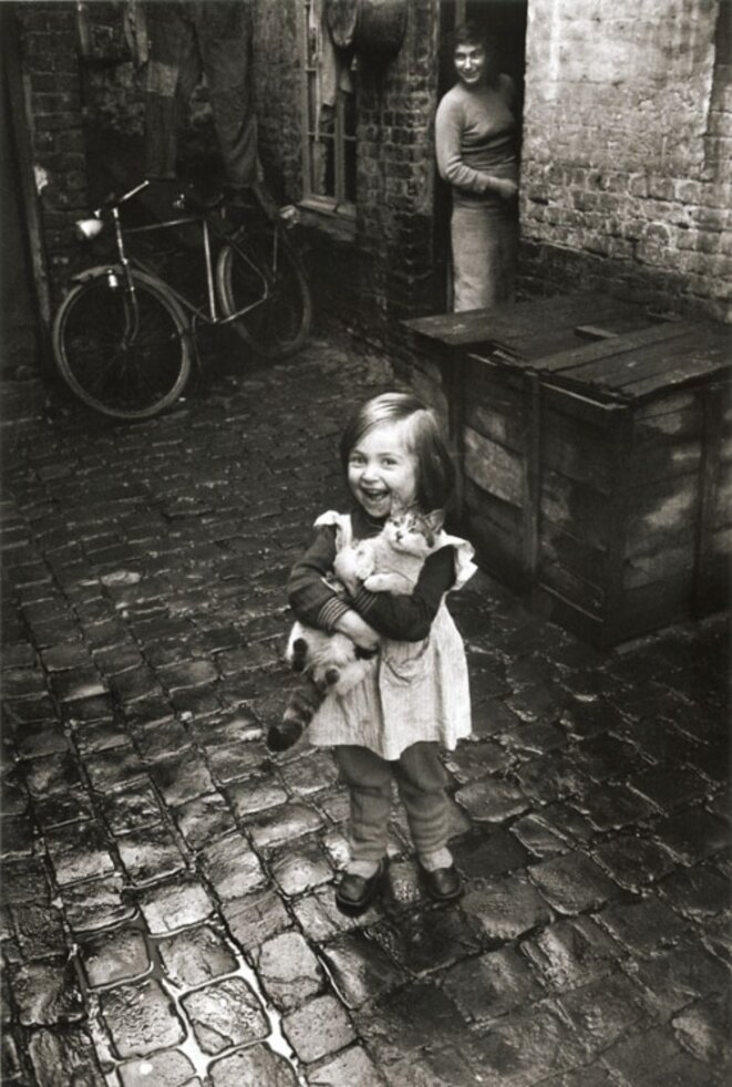 La fillette au chat, Roubaix 1958-59 © Jean-Philippe Charbonnier La fillette au chat, Roubaix 1958-59 © Jean-Philippe Charbonnier
