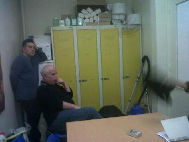 La pièce où le Ps a reçu la délégation représentant la liste de Danielle Simonnet pour négocier la fusion technique des listes Hidalgo et Simonnet. Au moment de la photo la délégation a obtenue que le Ps apporte des chaises avant de commencer la discussion. Ce fût la seule chose qui fût accepter par le Ps ! © Pierre Magne La pièce où le Ps a reçu la délégation représentant la liste de Danielle Simonnet pour négocier la fusion technique des listes Hidalgo et Simonnet. Au moment de la photo la délégation a obtenue que le Ps apporte des chaises avant de commencer la discussion. Ce fût la seule chose qui fût accepter par le Ps ! © Pierre Magne